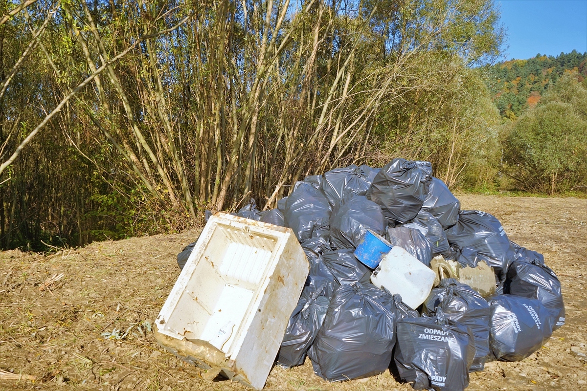 Ogromne ilości śmieci nad Jeziorem Mucharskim
