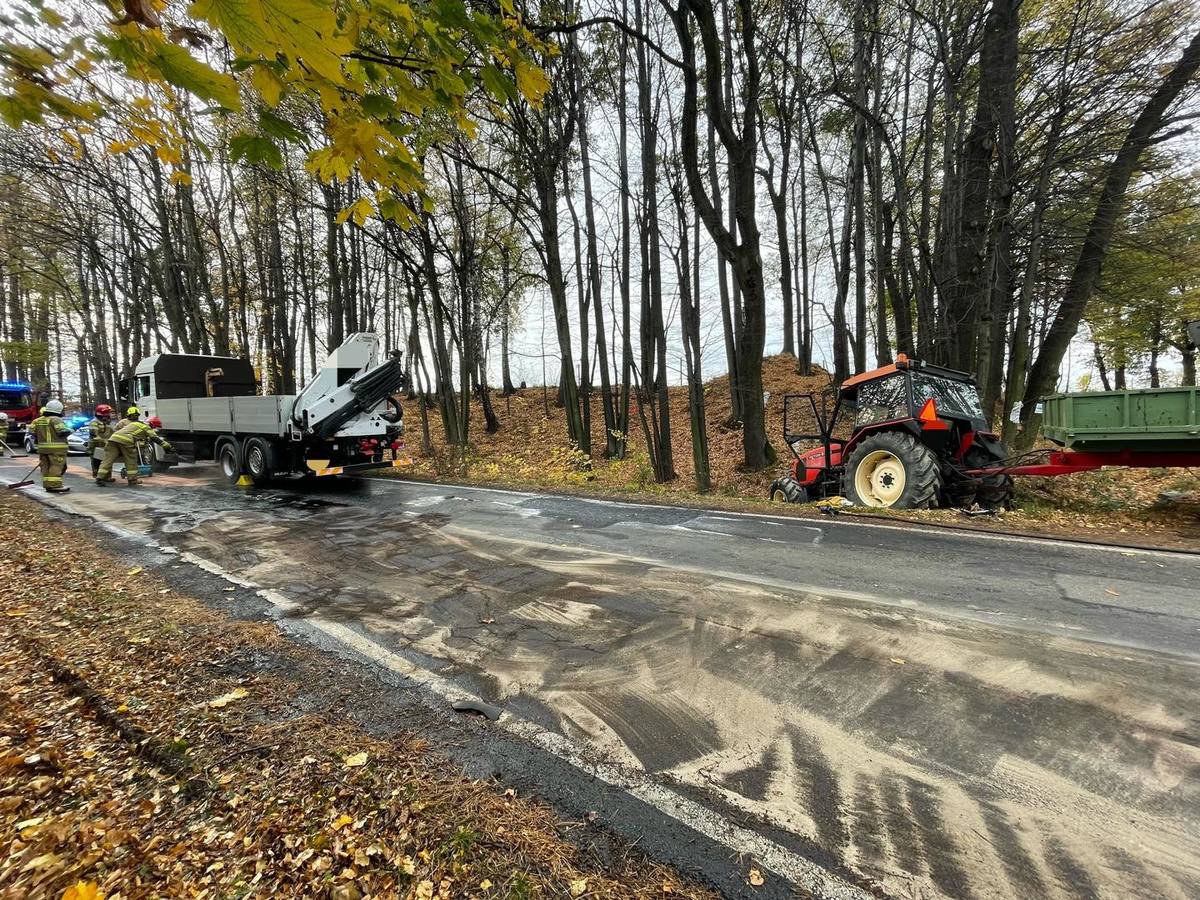 Zderzenie ciężarówki z ciągnikiem na Olszynach