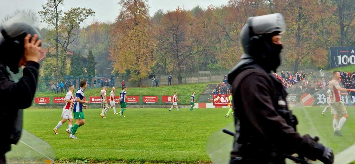 Mecz pod eskortą policji w Andrychowie [FOTO]
