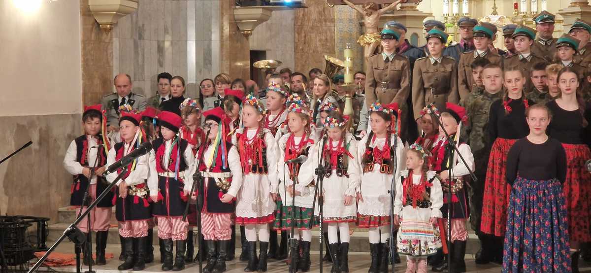 Jubileuszowa Lekcja Śpiewu Pieśni Patriotycznych w Andrychowie [FOTO]