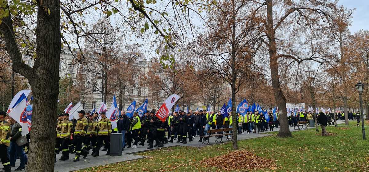 Protest w Warszawie w udziałem strażaków i policjantów z naszego regionu [FOTO]