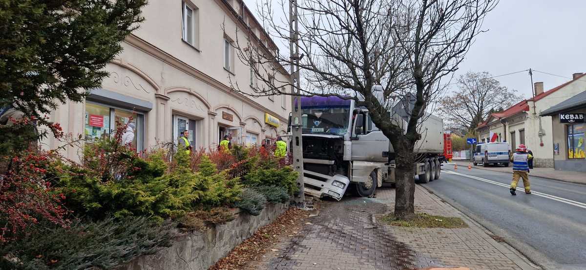 Wypadek w Andrychowie. Ciężarówka uderzyła w słup [FOTO]
