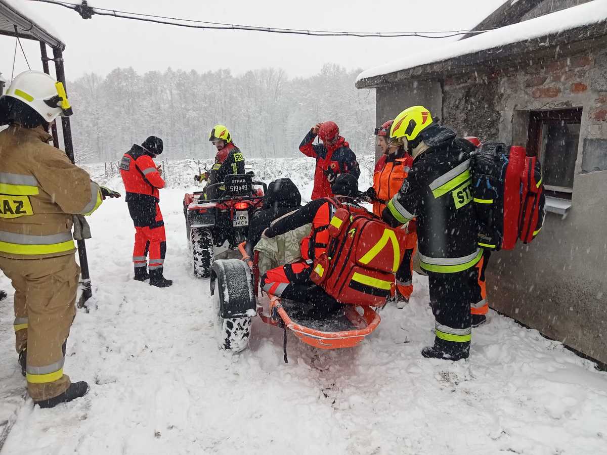 Strażacy pomagają pogotowiu w dotarciu do osób wymagających pomocy medycznej