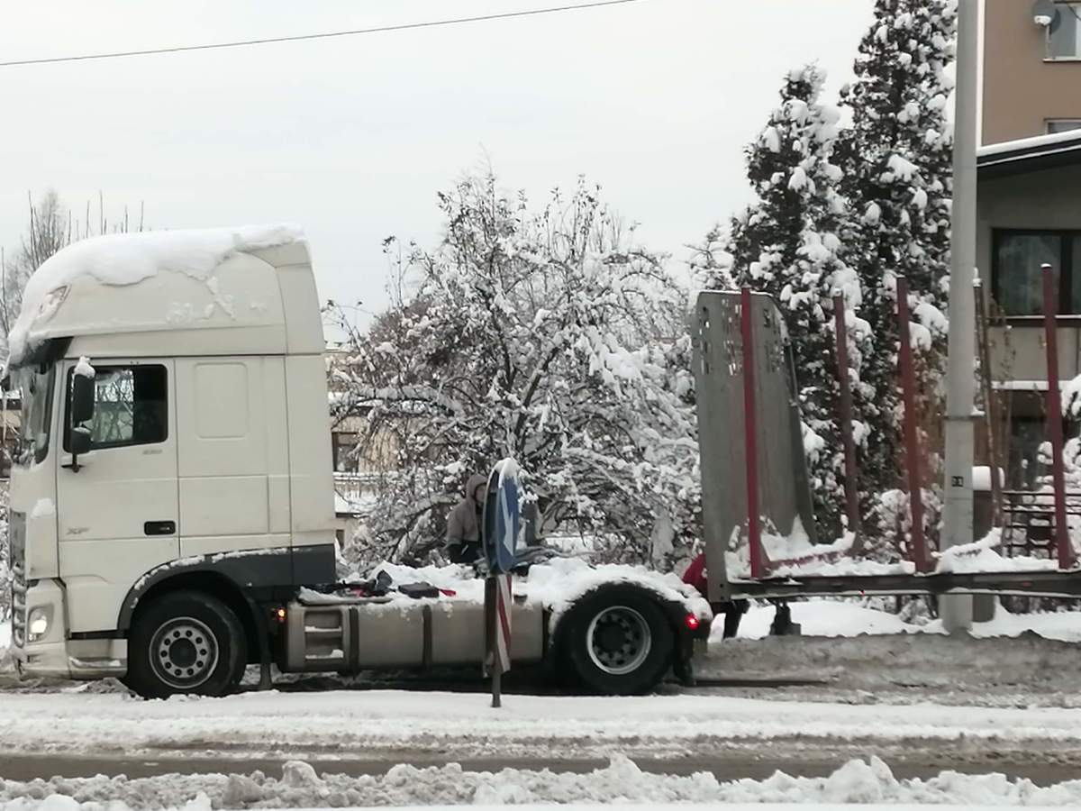 Ciężarówka zgubiła naczepę w Andrychowie