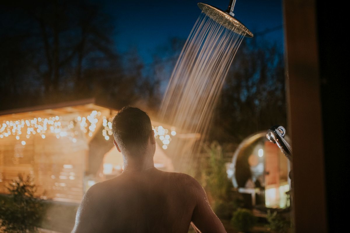 ALOHA GLAMP w Zagórniku – kąpiel w rzece, relaks w saunie i gorącej bani