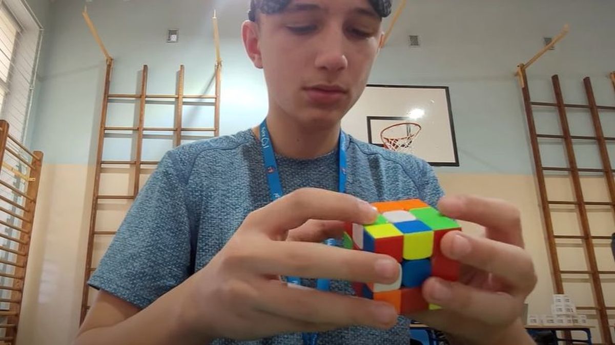 Mistrzowie w układaniu Kostki Rubika. Tak to się robi [VIDEO]