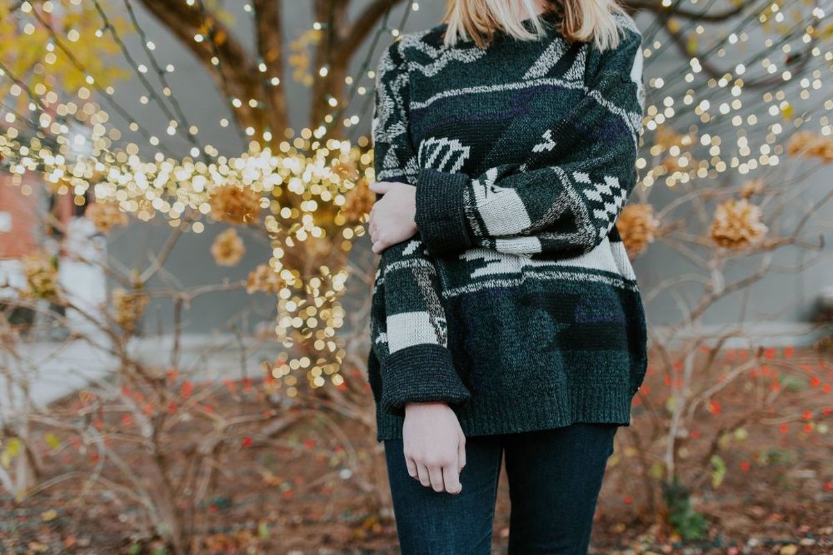Najmodniejsze swetry 2023 – przegląd fasonów i kolorów