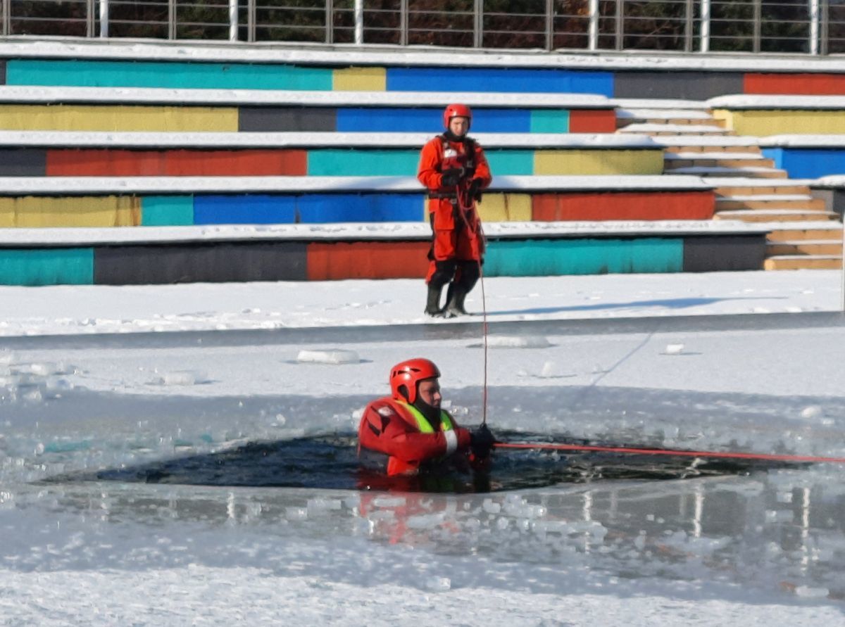 Akcja strażaków na skutym lodem basenie w Andrychowie