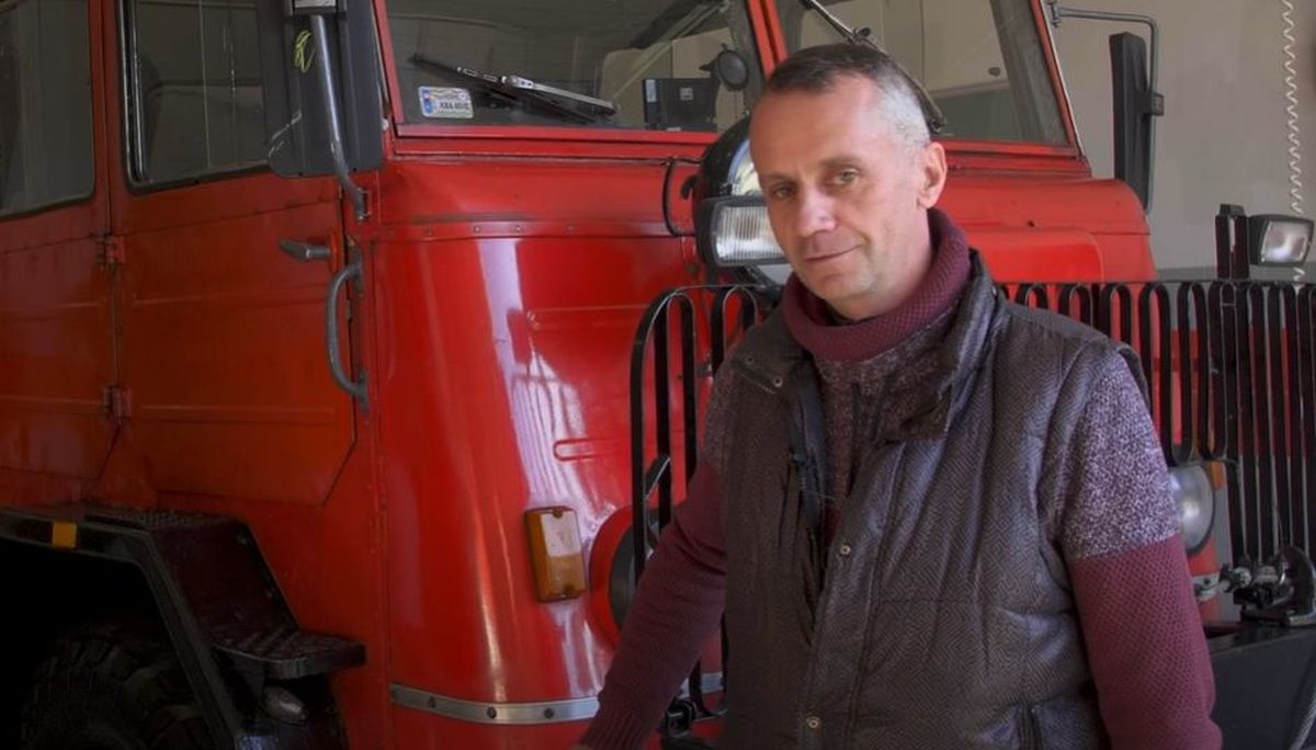 Film o 48-letnim samochodzie OSP Targanice Górne. Jeździ nim czwarte pokolenie strażaków