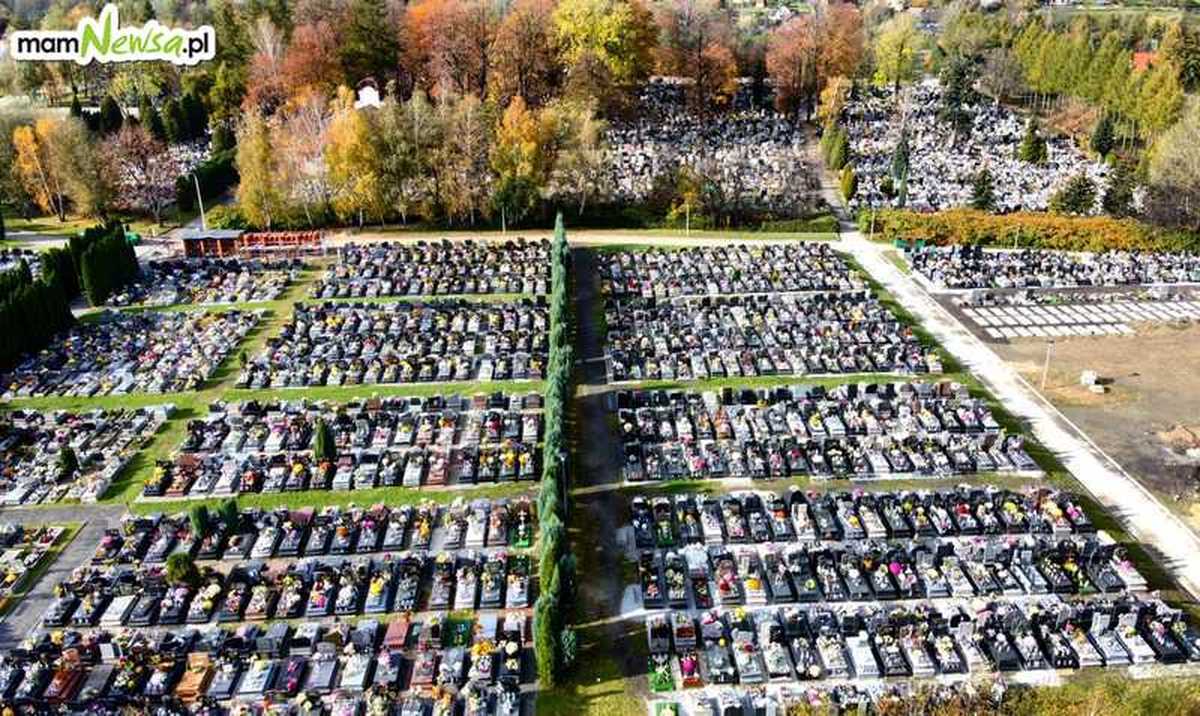 Setki nieopłaconych grobów na cmentarzu w Andrychowie