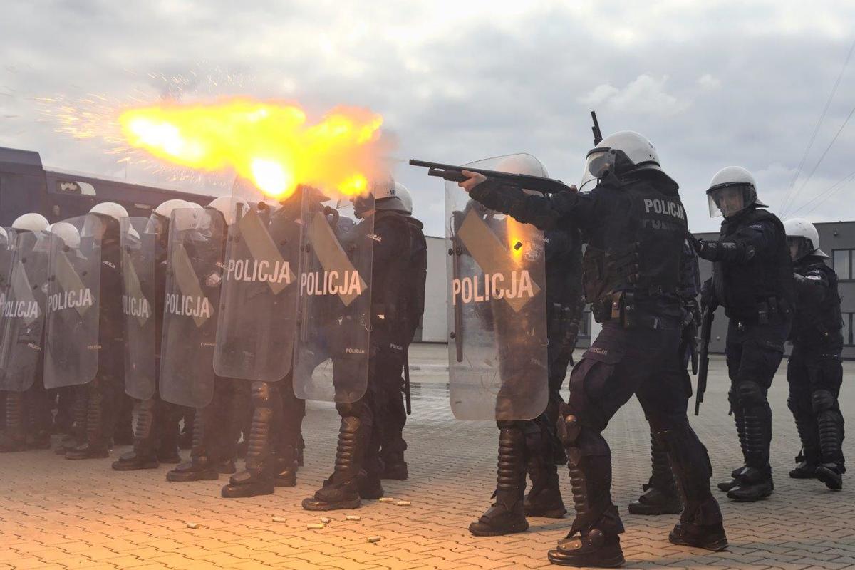 Policjanci ćwiczyli z armatą wodną i strzelbami gładkolufowymi [FOTO]