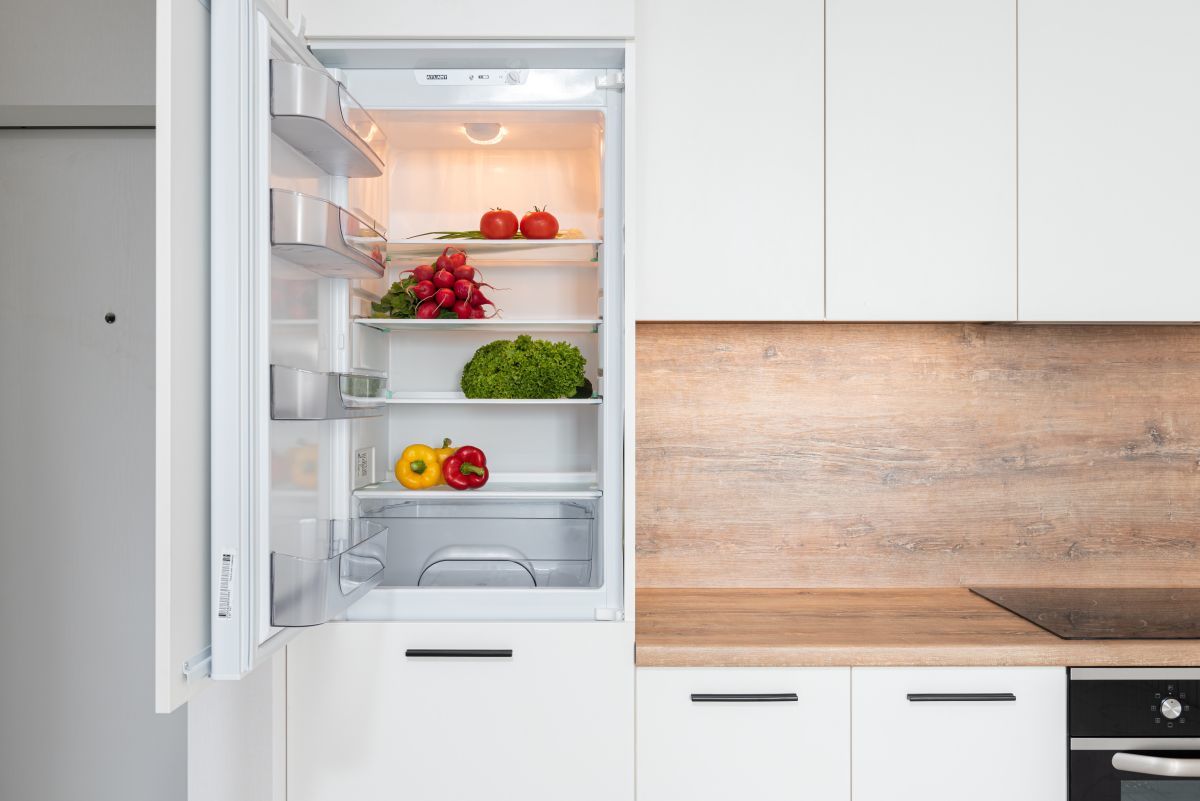 Jak prawidłowo przechowywać jedzenie w lodówce? Praktyczny poradnik