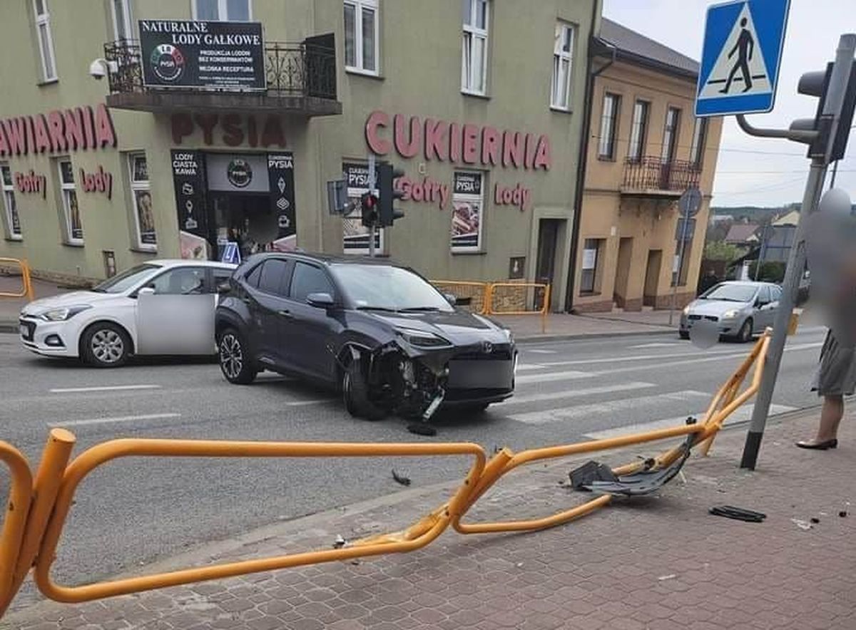 Samochód uderzył w barierki