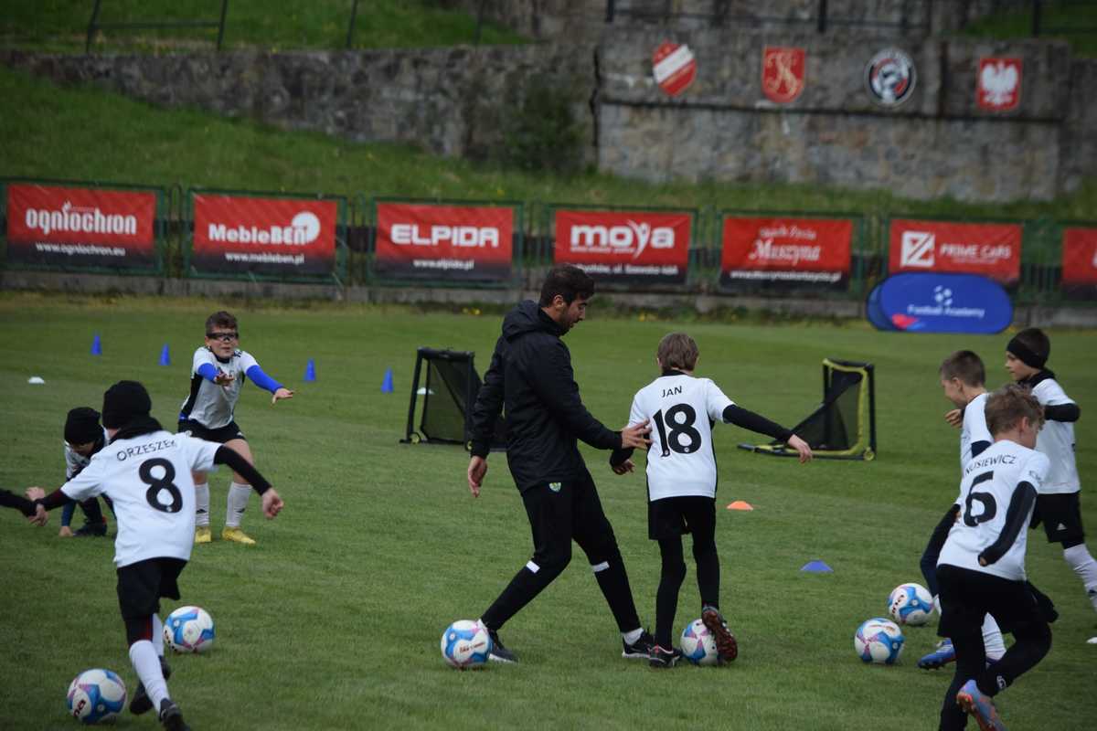 Trenerzy Sportingu Lizbona na Beskidzie. Młodzi piłkarze zachwyceni! [FOTO]