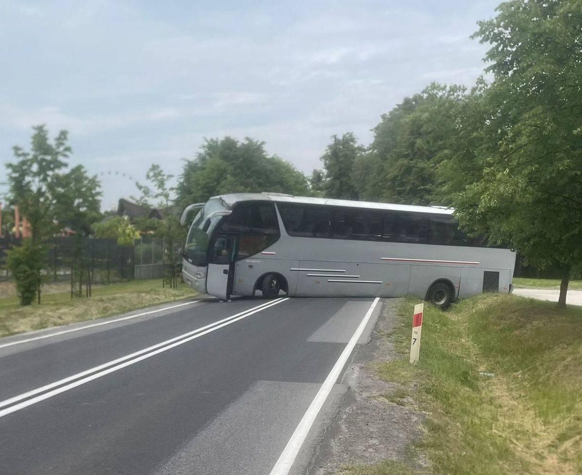 Autobus zablokował drogę krajową