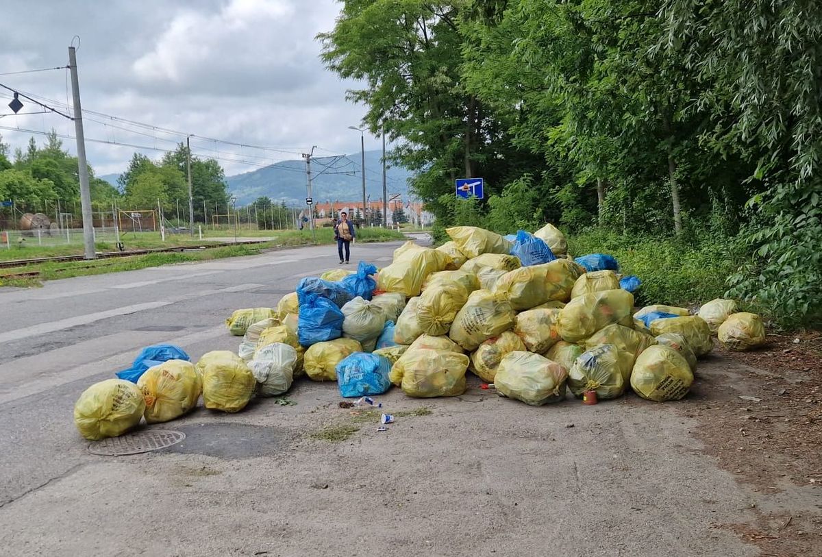 O co chodzi z tymi górami worków ze śmieciami przy drogach?
