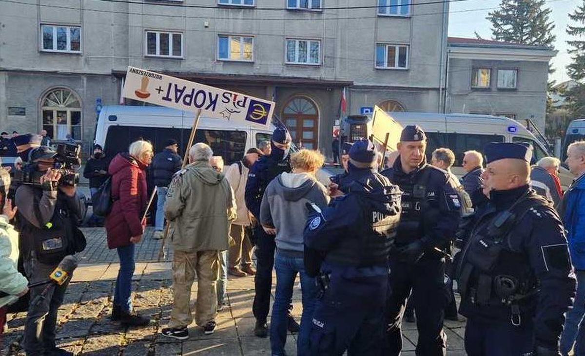 Burmistrz bezprawnie rozwiązał demonstrację przeciwko polityce PiS i Kaczyńskiemu