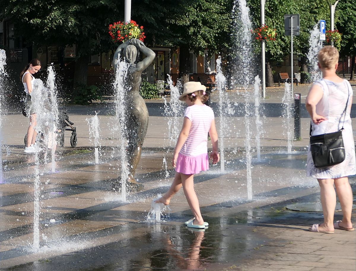 Miejskie fontanny tylko do podziwiania. Nie należy się w nich pluskać, ani tym bardziej pić wody!