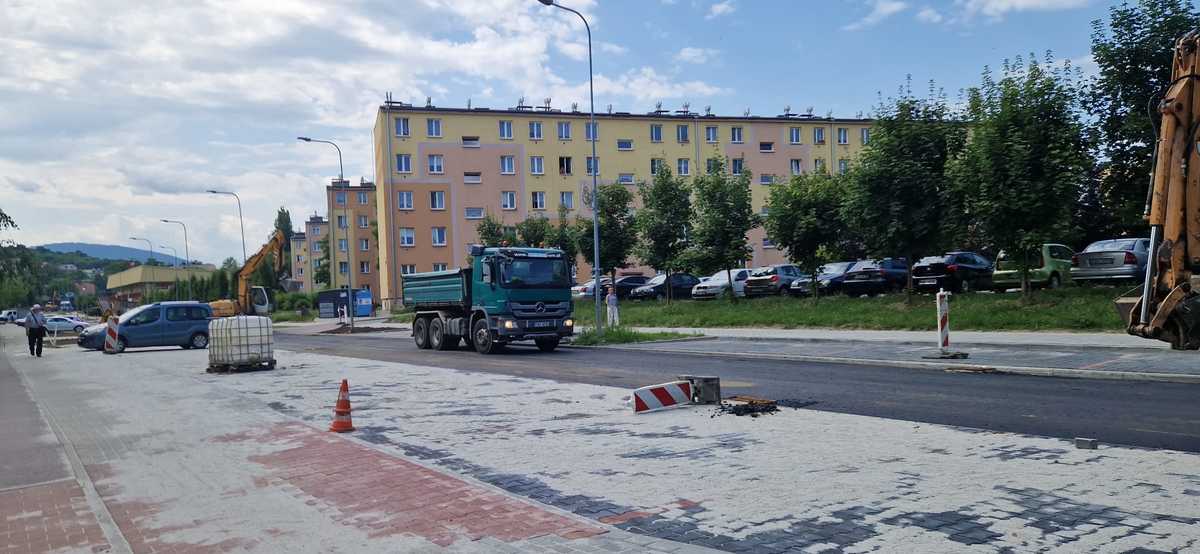 Leją asfalt na andrychowskiej ulicy [FOTO]