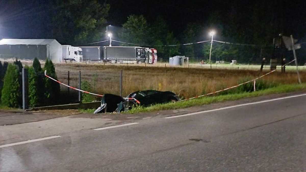 Auto roztrzaskane na przydrożnym mostku, młody kierowca trafił do szpitala