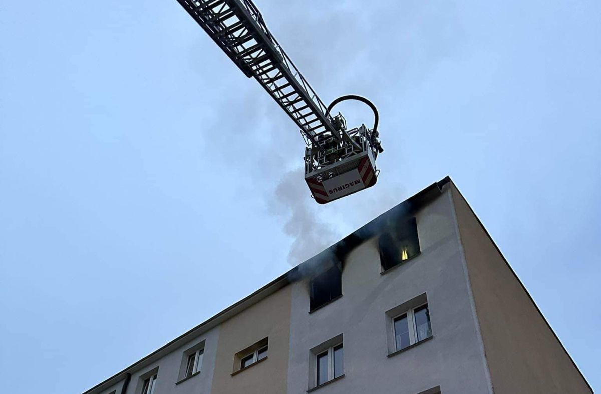 Pożar mieszkania na czwartym piętrze