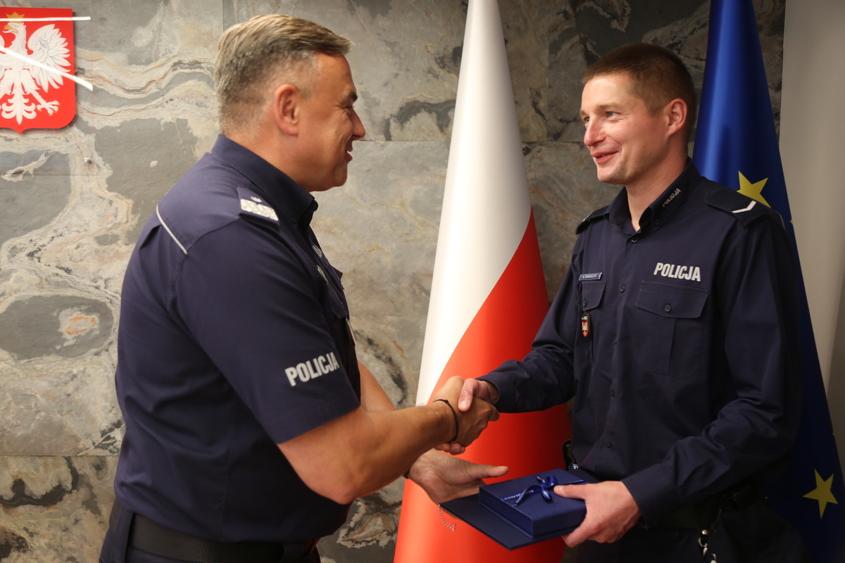 Policjanci dostali nagrody za uratowanie życia kobiecie