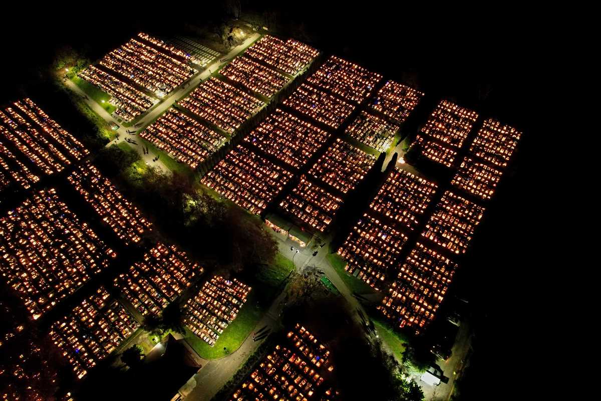 Cmentarz w Andrychowie wieczorową porą [FOTO]