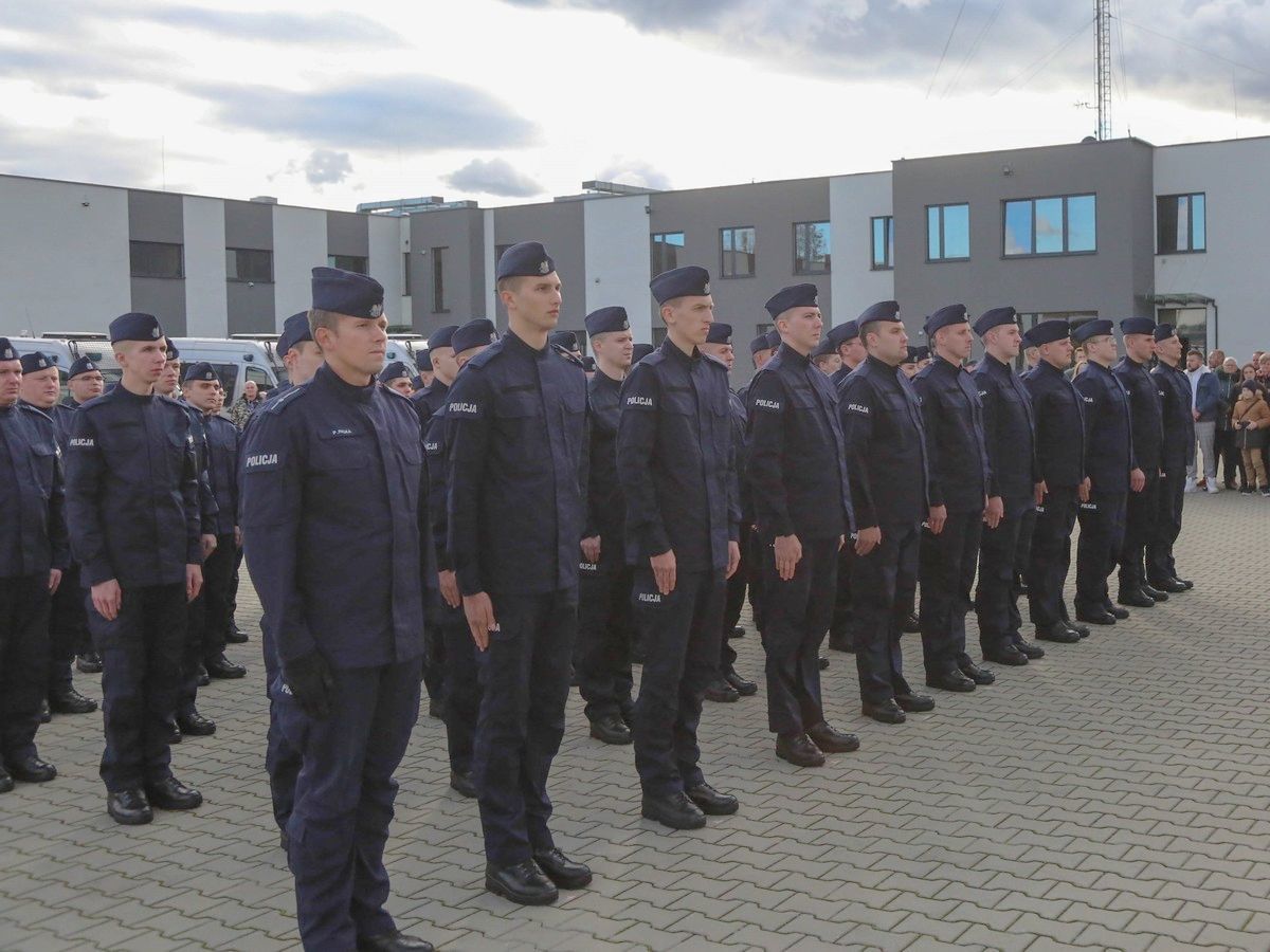 Małopolska policja przyjęła 75 nowych policjantów i nagrodziła zasłużone osoby