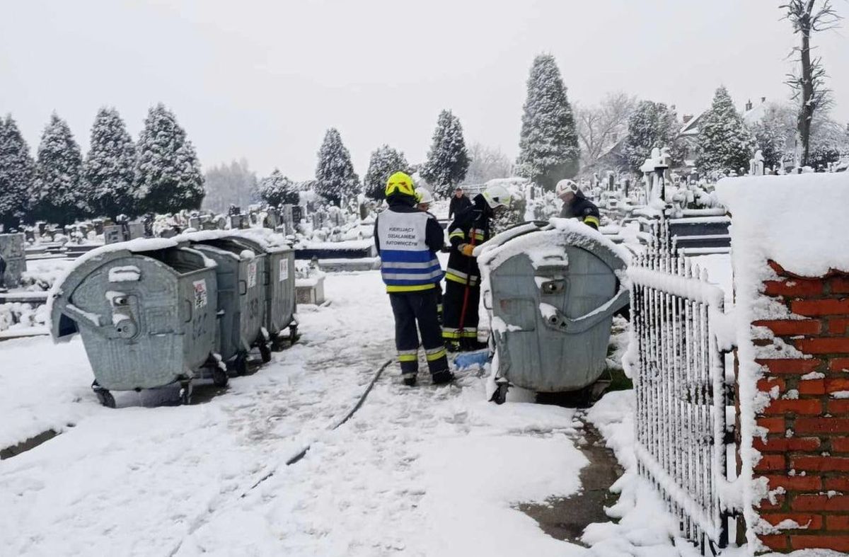 Strażacy gasili pożar na cmentarzu