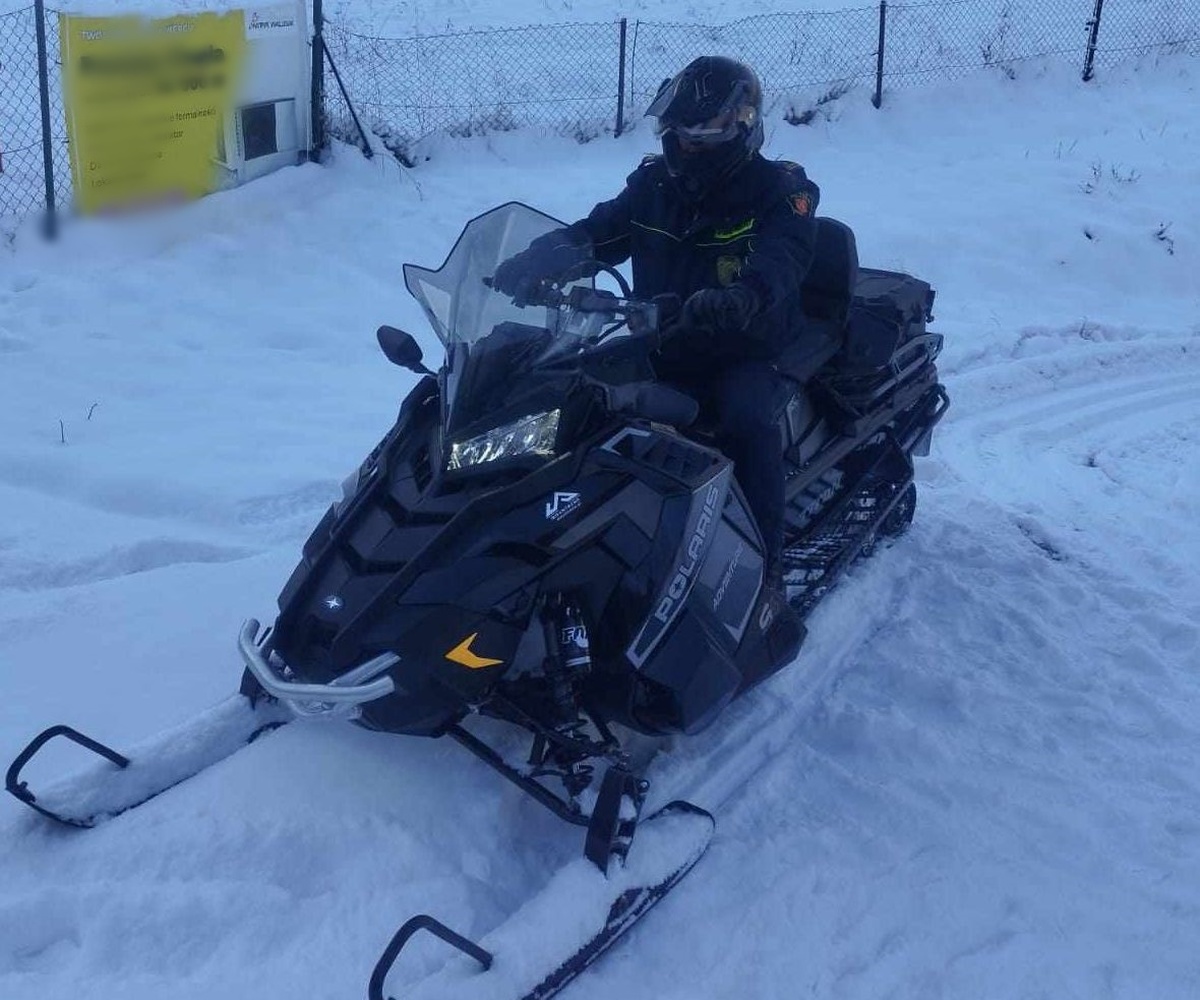 Straż Miejska z Andrychowa na skuterze śnieżnym w akcji