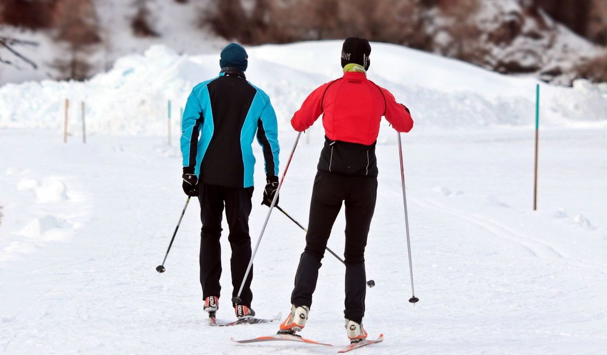 Szerokie na metr tory narciarskie ze ścieżką dla pieszych pośrodku? 