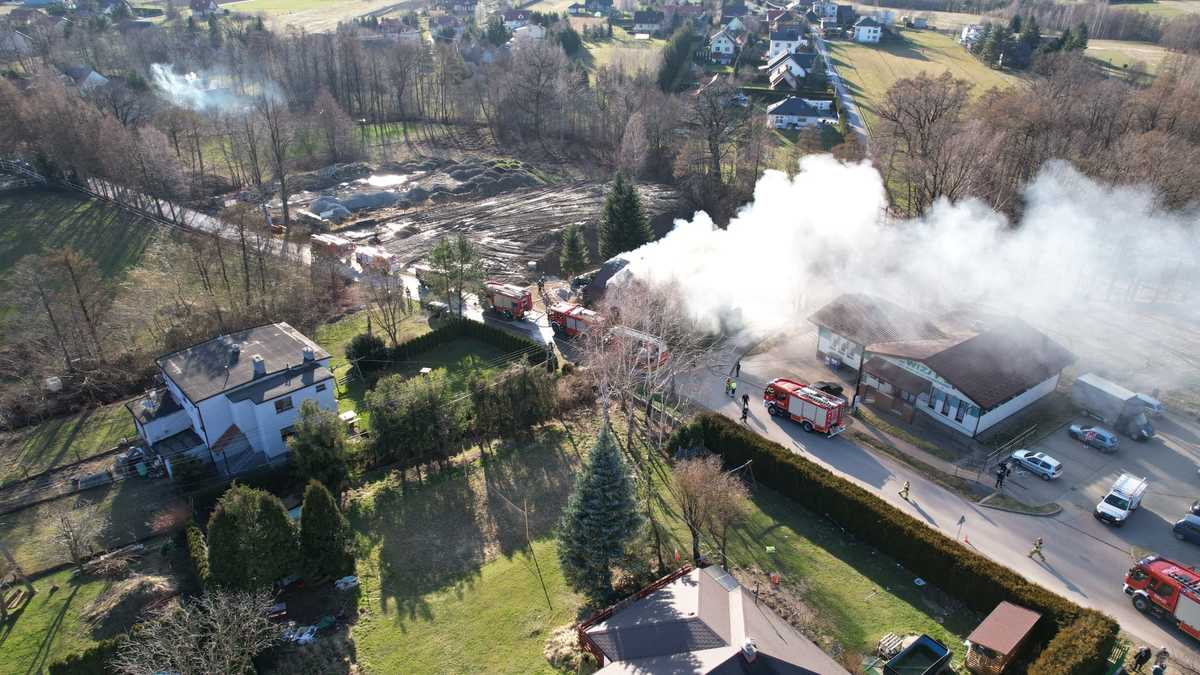 Pożar domu w Sułkowicach, strażacy z kilku jednostek w akcji [FOTO]