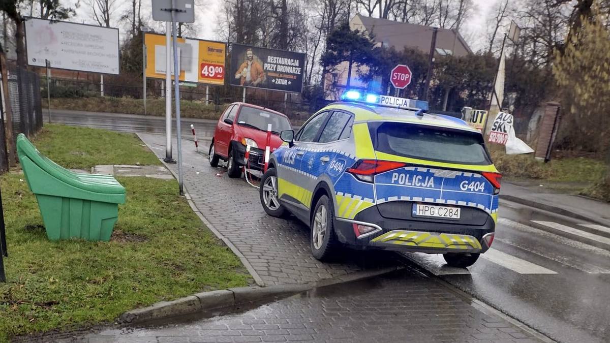 Kolizja na Słowackiego, samochód staranował słupki