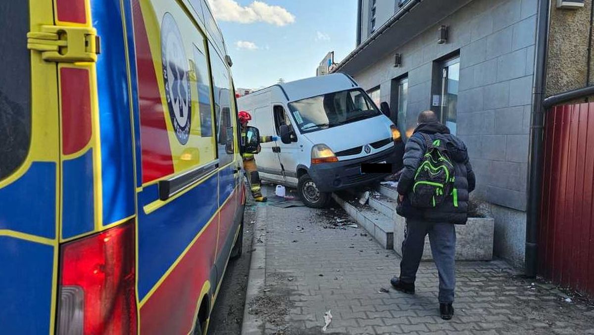 Wypadek w Andrychowie, bus uderzył w budynek [AKTUALIZACJA]