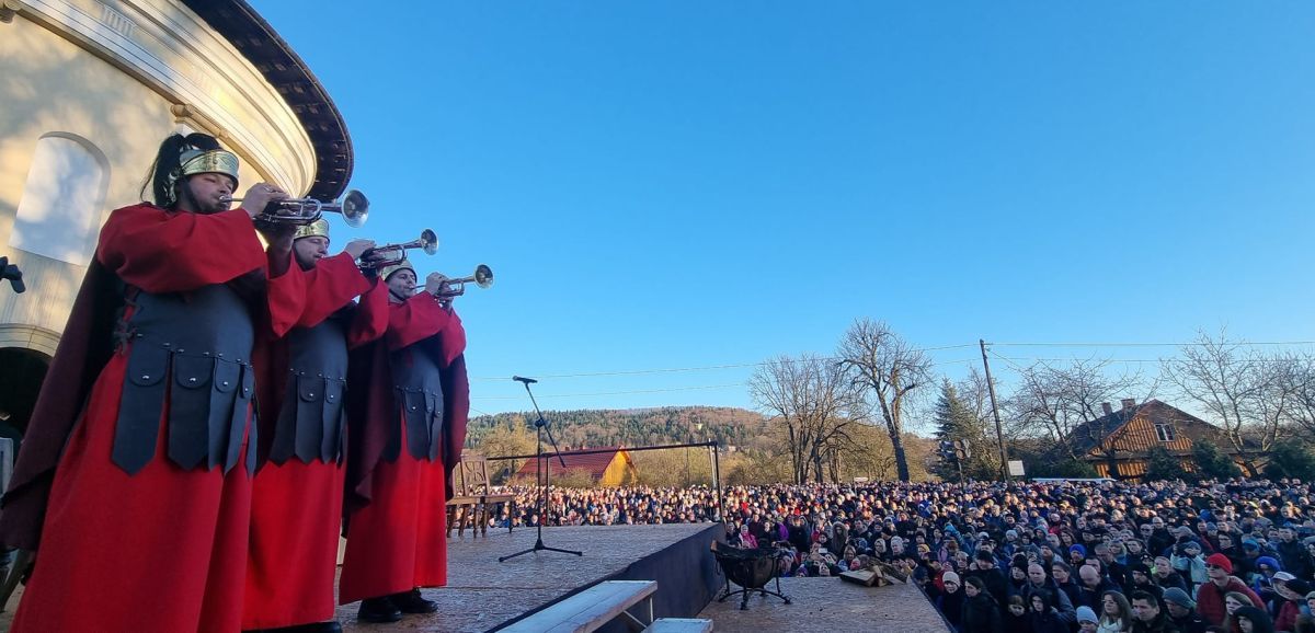 Od rana tysiące osób uczestniczą w wielkopiątkowych uroczystościach w Kalwarii Zebrzydowskiej