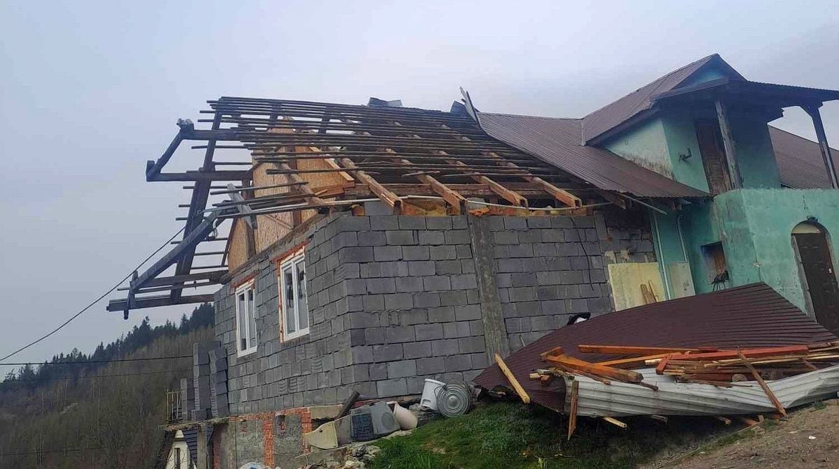 Wiatr zerwał dach. Rodziny nie stać na jego odbudowę