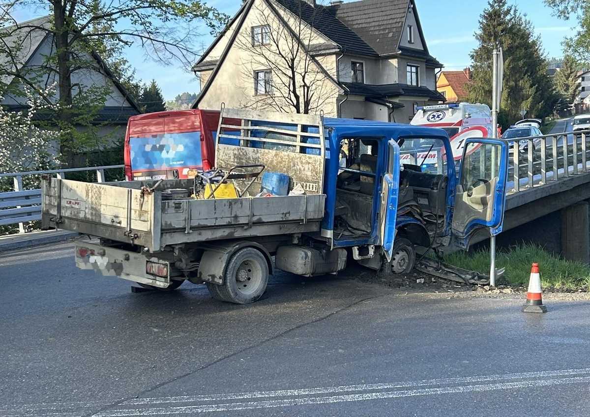 Zderzenie dwóch samochodów dostawczych, ranna jedna osoba