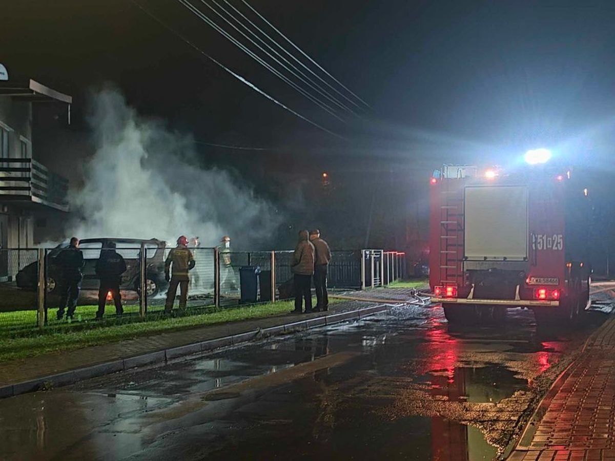 W nocy strażacy gasili pożar samochodu