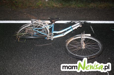 Zmarła rowerzystka potrącona w nocy przez samochód