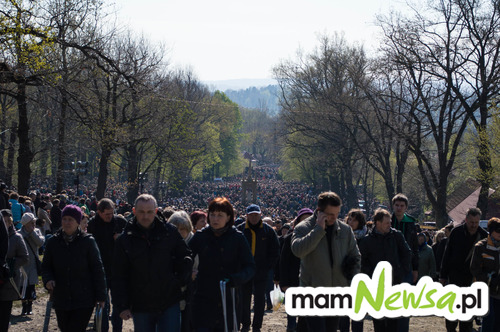 Tysiące osób w Wielki Piątek w Kalwarii. Kardynał o złośliwych atakach na Kościół [FOTO]