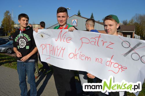 Młodzi z transparentami na Krakowskiej. Promowali trzeźwość na drogach [FOTO]