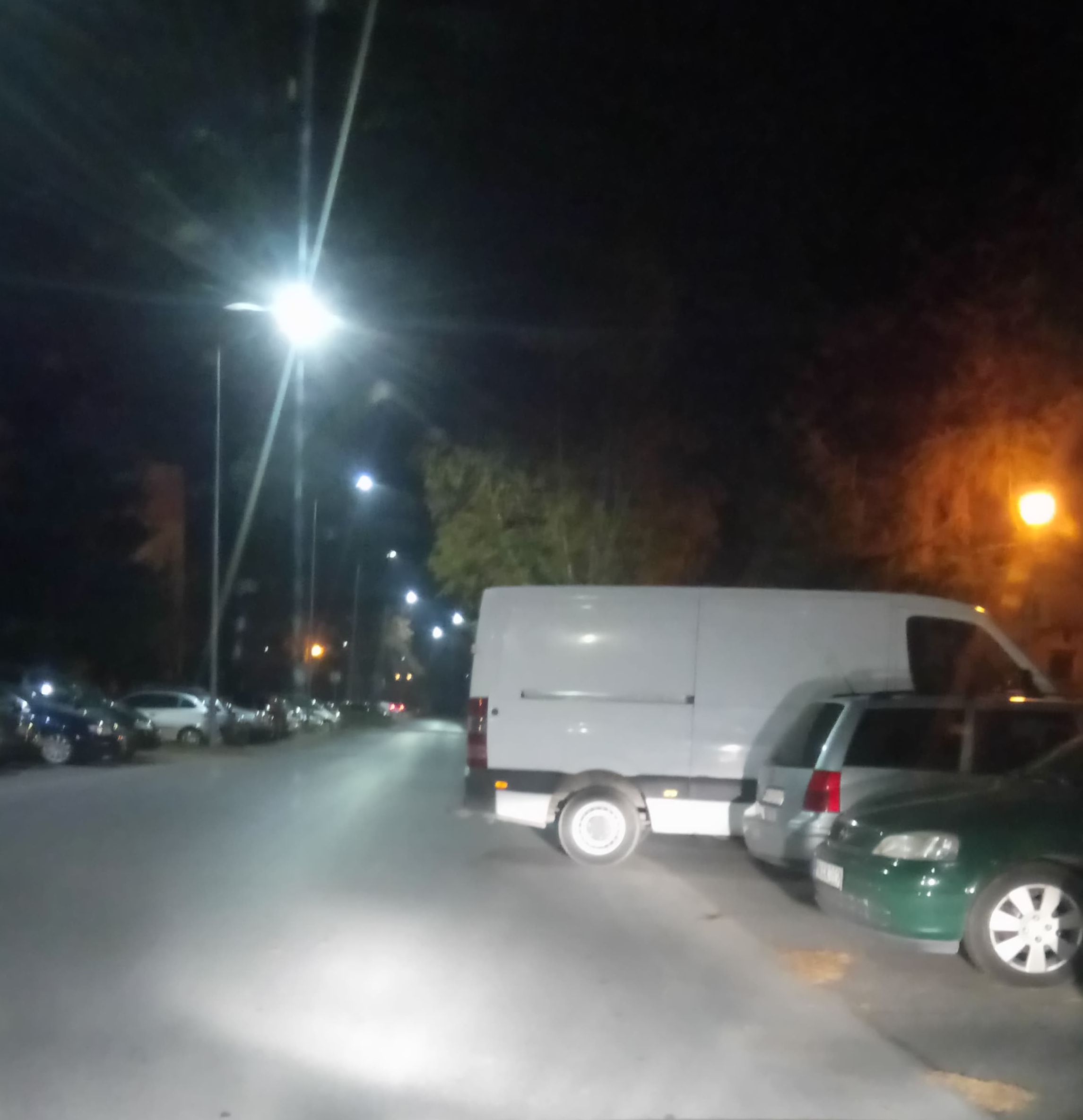 Nocne parkowanie na osiedlu mamNewsa.pl