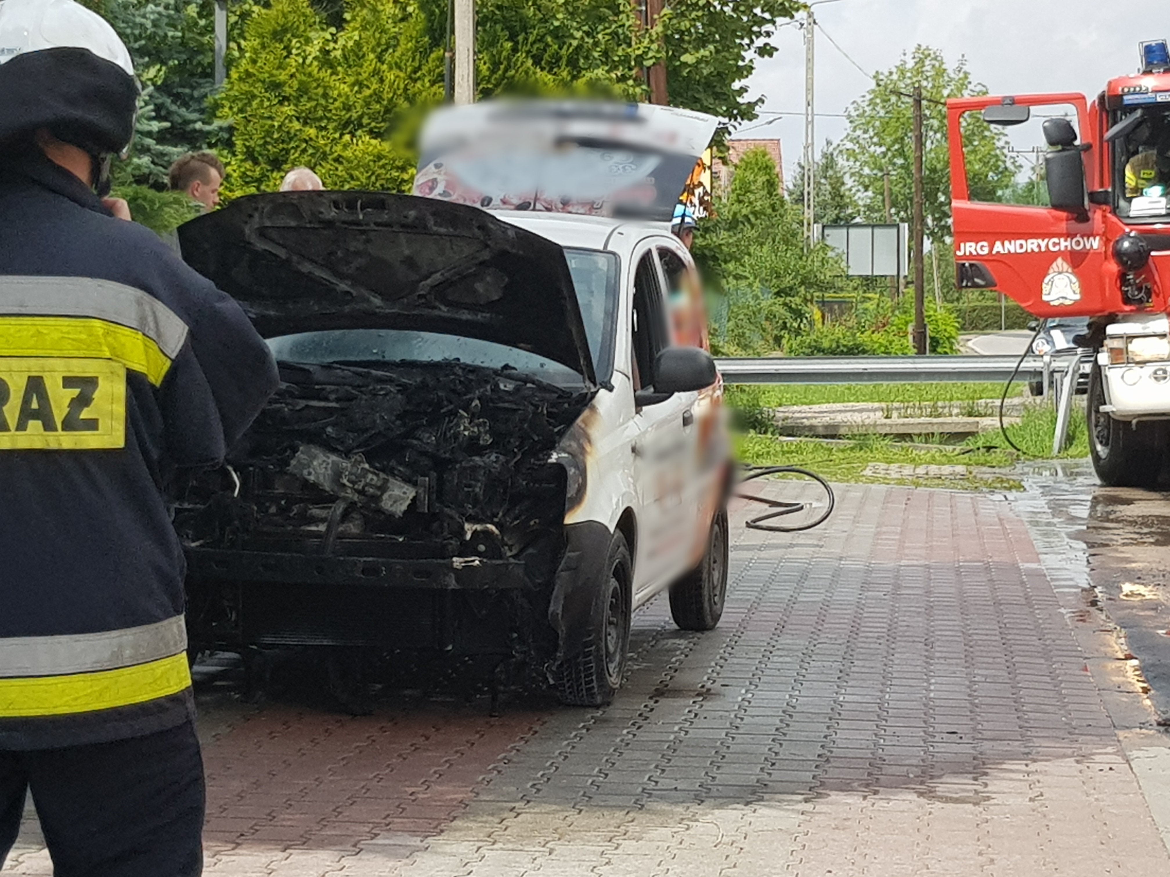 Auto stanęło w płomieniach [FOTO] mamNewsa.pl