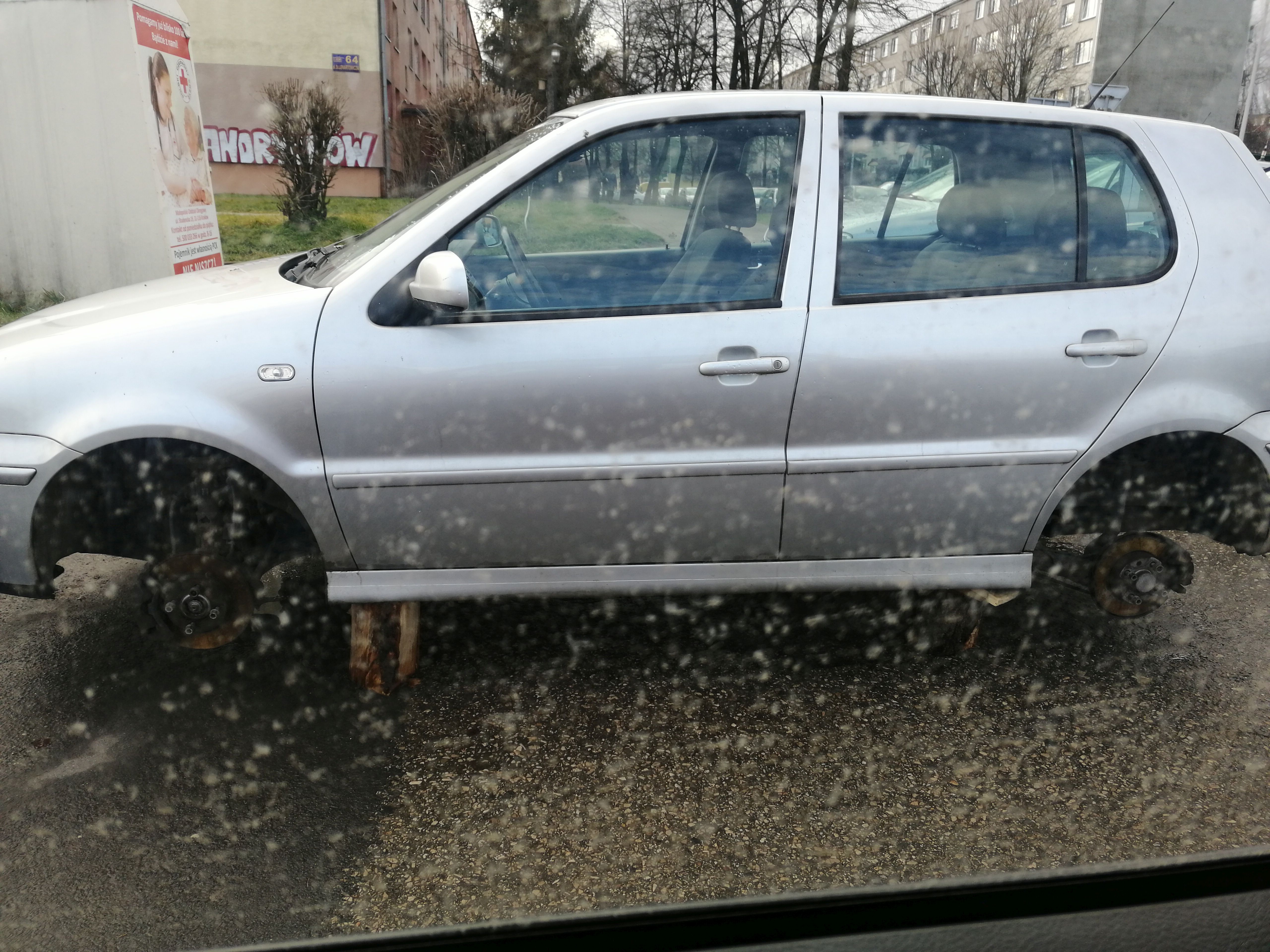 Auto bez kół stoi na parkingu [AKTUALIZACJA] mamNewsa.pl