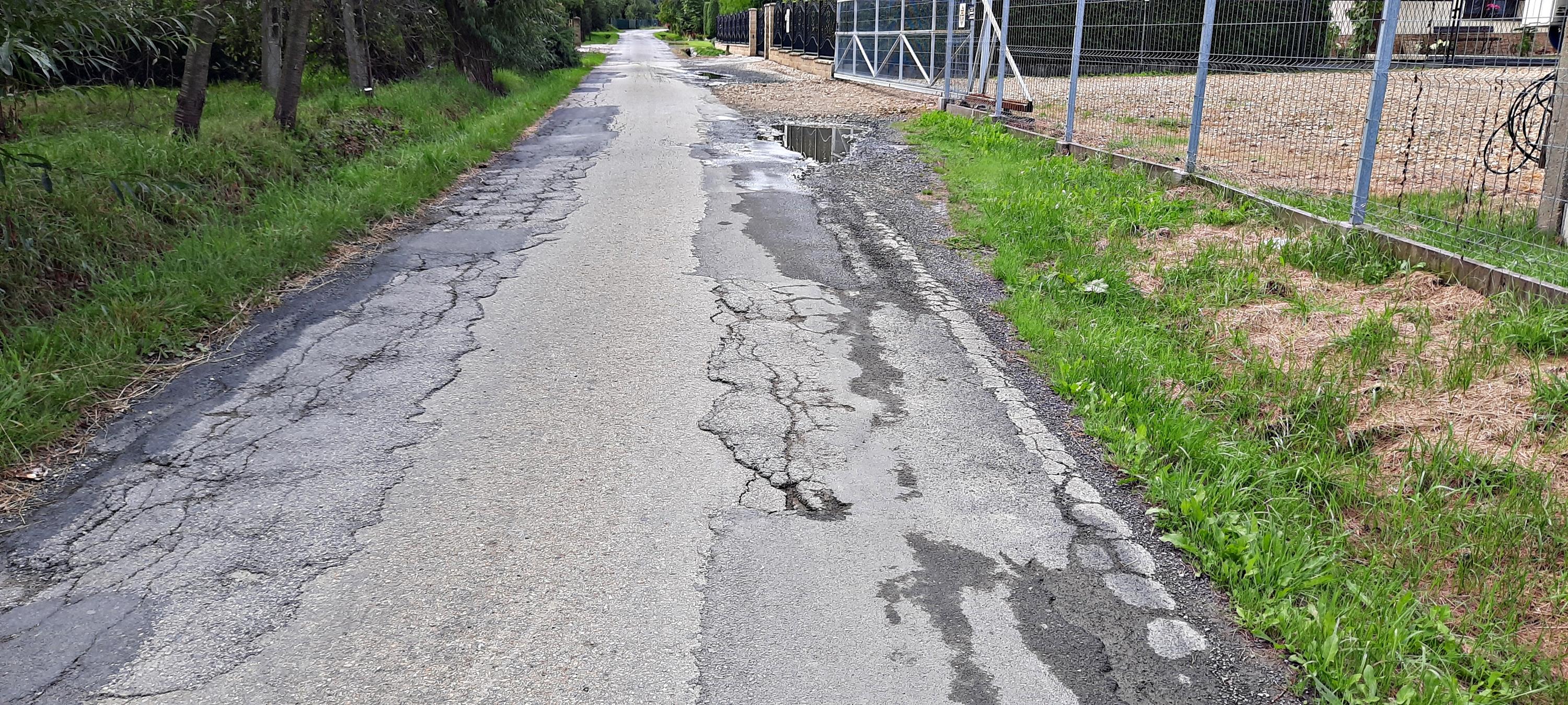 Wąska i dziurawa droga w Roczynach denerwuje kierowców
