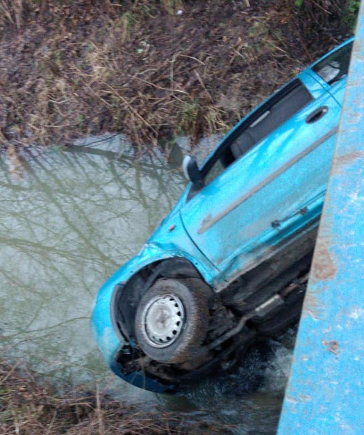 Samochód wpadł do rzeki mamNewsa.pl