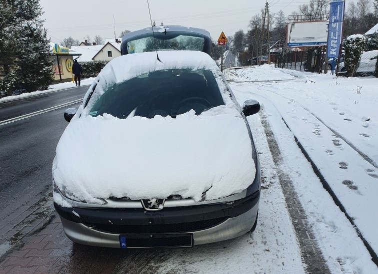 Mandat i punkty karne za zaśnieżony samochód mamNewsa.pl