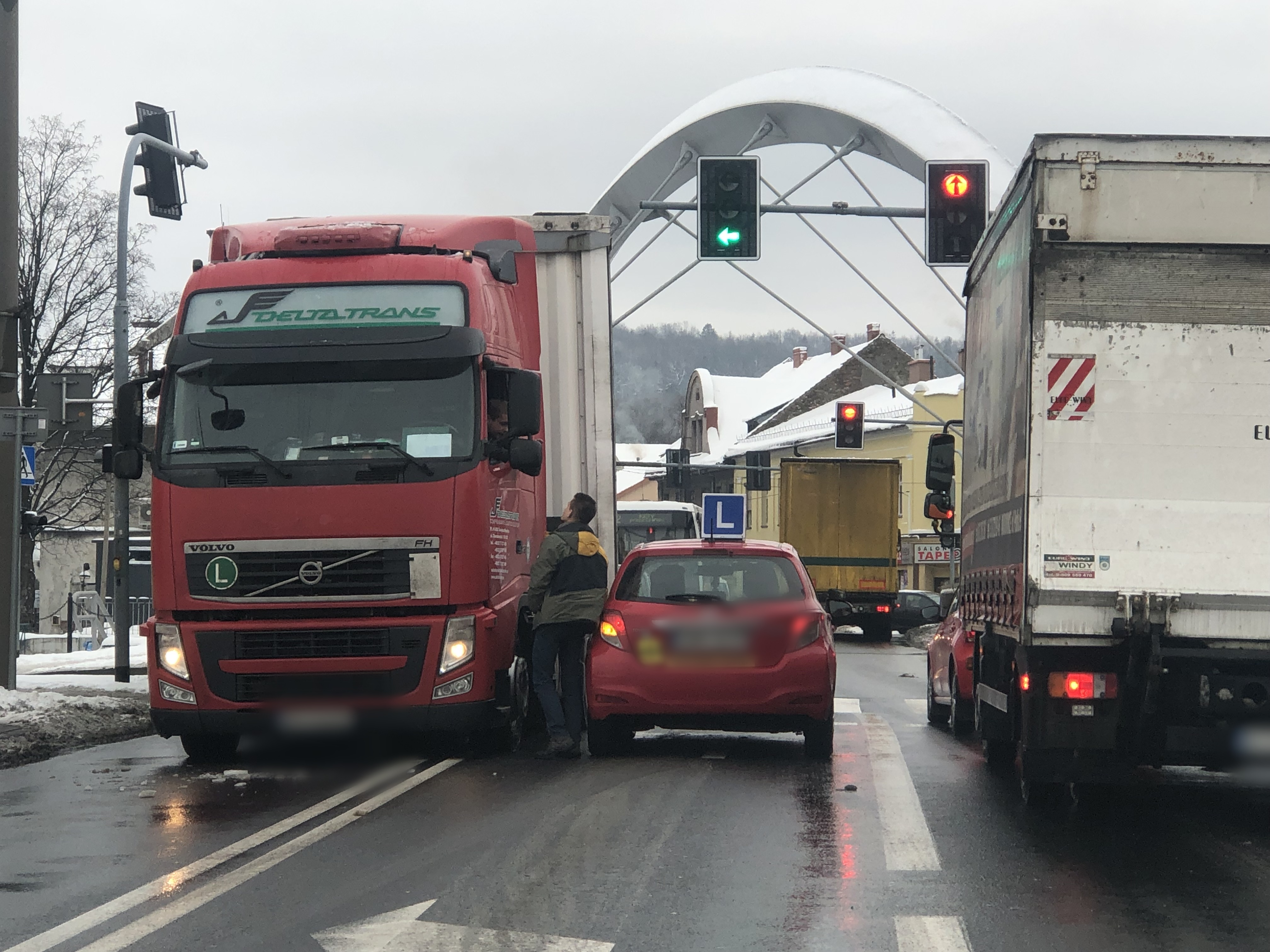 Drogi zablokowane przez ciężarówki. Uważajcie mamNewsa.pl